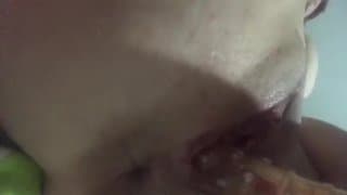 Massive Squirt 击中了相机，玻璃假阳具自操;-）