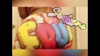 Sexfeene Twerking 穿着她的果味鹅卵石短靴短裤......OnlyFans/性费恩