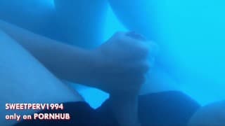 SPA 的 REAL STRANGER GIRL （！！） 在水下给 BULGE 闪光灯疯狂打手枪！公共泳池射精