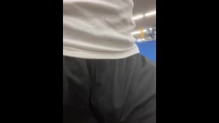 在沃尔玛闪现 DickPrint 和 Balls