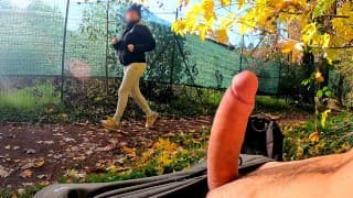 DICKFLASH in the PARK：一个放荡的熟女忍不住给我一个硬奶他妈的