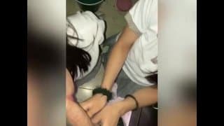 Dos Amigas Colegialas Chupando Verga en el Colegio Escondidas en el cuarto del conserje! #1