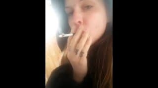 斯通纳·贝丝（Stoner Beth）在外面抽大麻烟