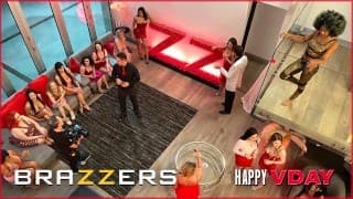 Brazzers - Bunny Colby、Keira Croft、Scarlit Scandal 和 Aubree Valentine 在派对后狂欢