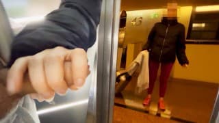 Dick Flash! An unknown sporty girl from the hotel gives me a blowjob in the public elevator