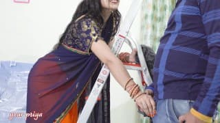 可爱的 Saree Bhabhi 在背部冰按摩后与她的 Devar 一起顽皮地进行粗暴而坚硬的