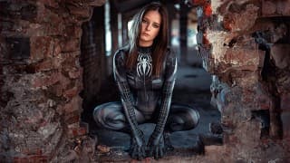 Lost Place Fotograf wird von Spidergirl überrascht und bekommt einen perfekten Blowjob.