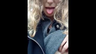娇小的金发女郎 顽皮的户外活动
