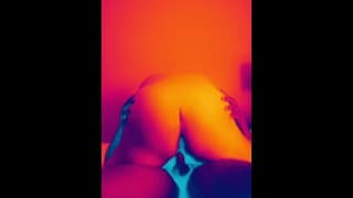 BBW 与大屁股在快速的 TRIPPY 女牛仔骑行