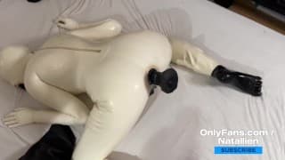 Rubberdoll Natallien - 肛门假阳具玩乳胶避孕套套装 - Onlyfans 视频