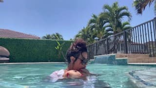 باربي نجد السعوديه عريانه تتمحن في البول/ horny Saudi Barbienjd naked in the pool