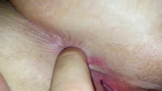 手指我的屁眼。用我的阴部汁液。