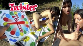 Twister Strip游戏：森林中的双重口活挑战 - YouTube Show