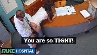 Fake Hospital - 18 岁的处女第一次与她的医生发生性关系