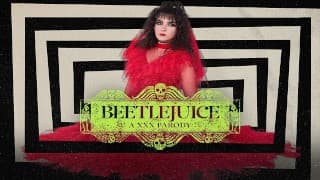 Nikki Slick 饰演 Beetlejuice 的 Lydia 准备从事一些卑鄙和肮脏的行为