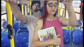 Estudante sobe no ônibus e por estranho em público!