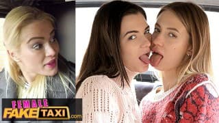 Female Fake Taxi 3 超级性感的女同性恋者操在 London 出租车的后座