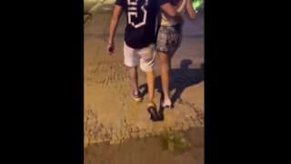 Hot 已婚妇女在离开派对后在一条空无一人的街道上把它送给两个陌生人并要求