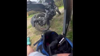 停车场里的疯狂女孩在等待 UBER，CUM 记录！